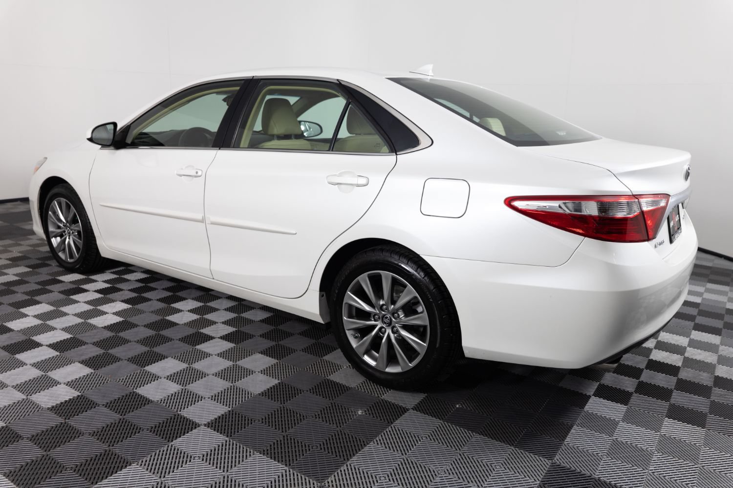 Used 2017 Toyota Camry XLE w/ Advanced Technology Package FWD image 4