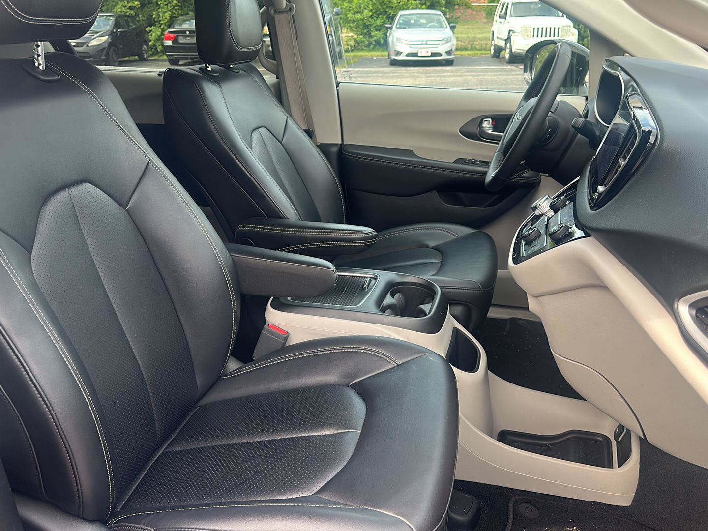 Used 2024 Chrysler Pacifica Touring-L FWD image 19