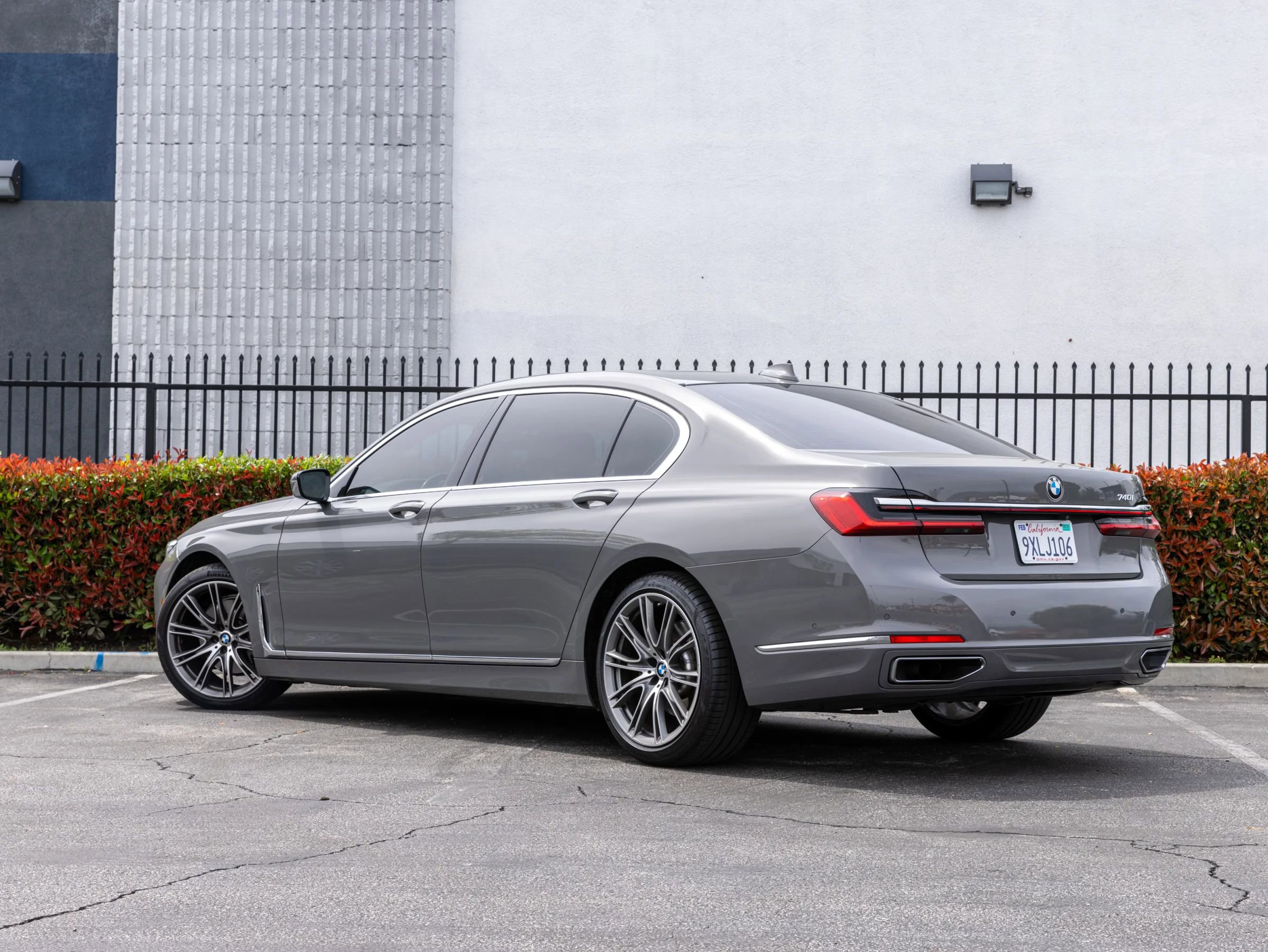 Used 2021 BMW 740i w/ Premium Package RWD image 2
