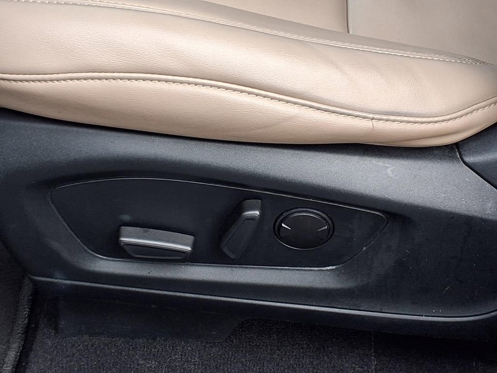 Used 2023 Ford Explorer XLT w/ Equipment Group 202A image 4