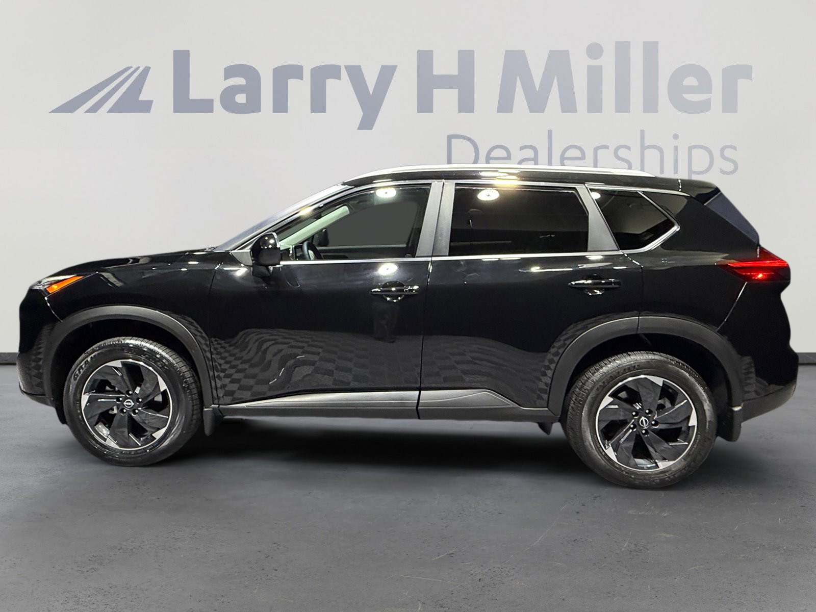 Used 2025 Nissan Rogue SV w/ SV Premium Package image 2