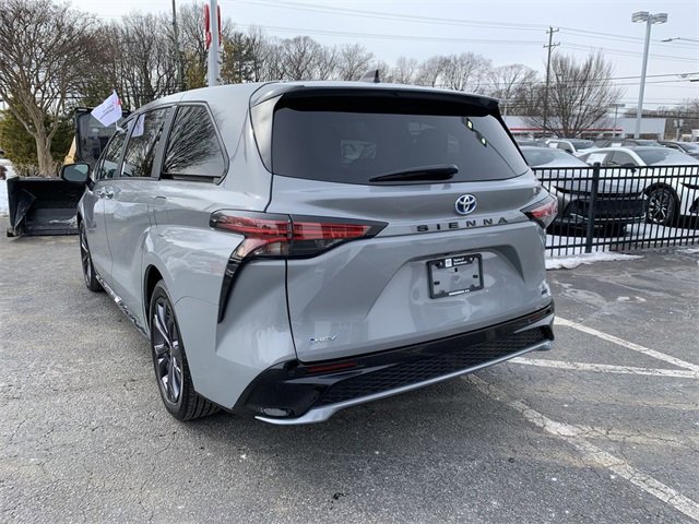 Used 2025 Toyota Sienna XSE image 6
