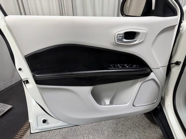 Used 2019 Jeep Compass Latitude w/ Cold Weather Group AWD/4WD image 18