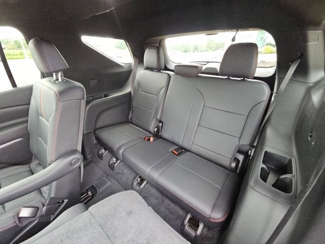 Used 2024 Chevrolet Traverse RS FWD image 14