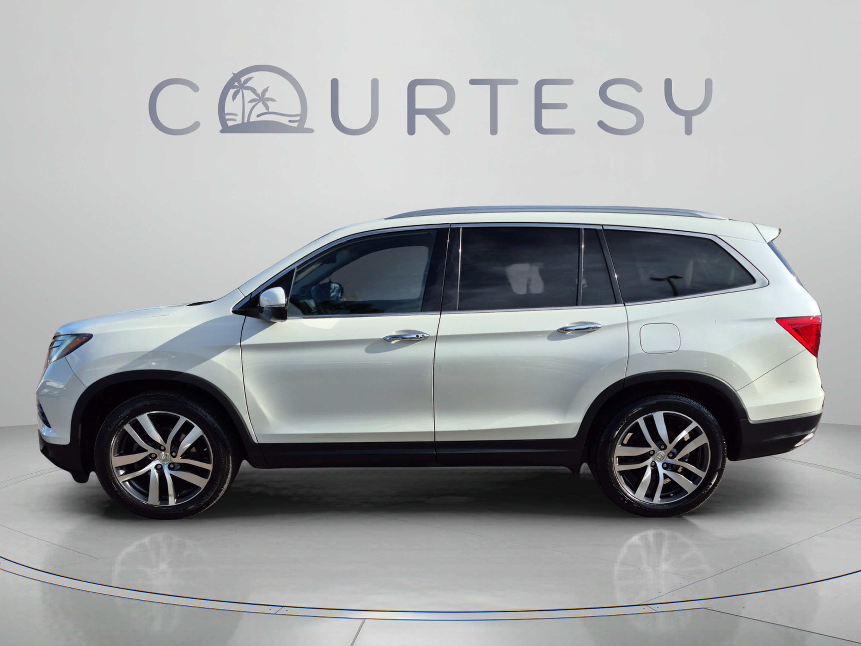 Used 2017 Honda Pilot Touring image 2