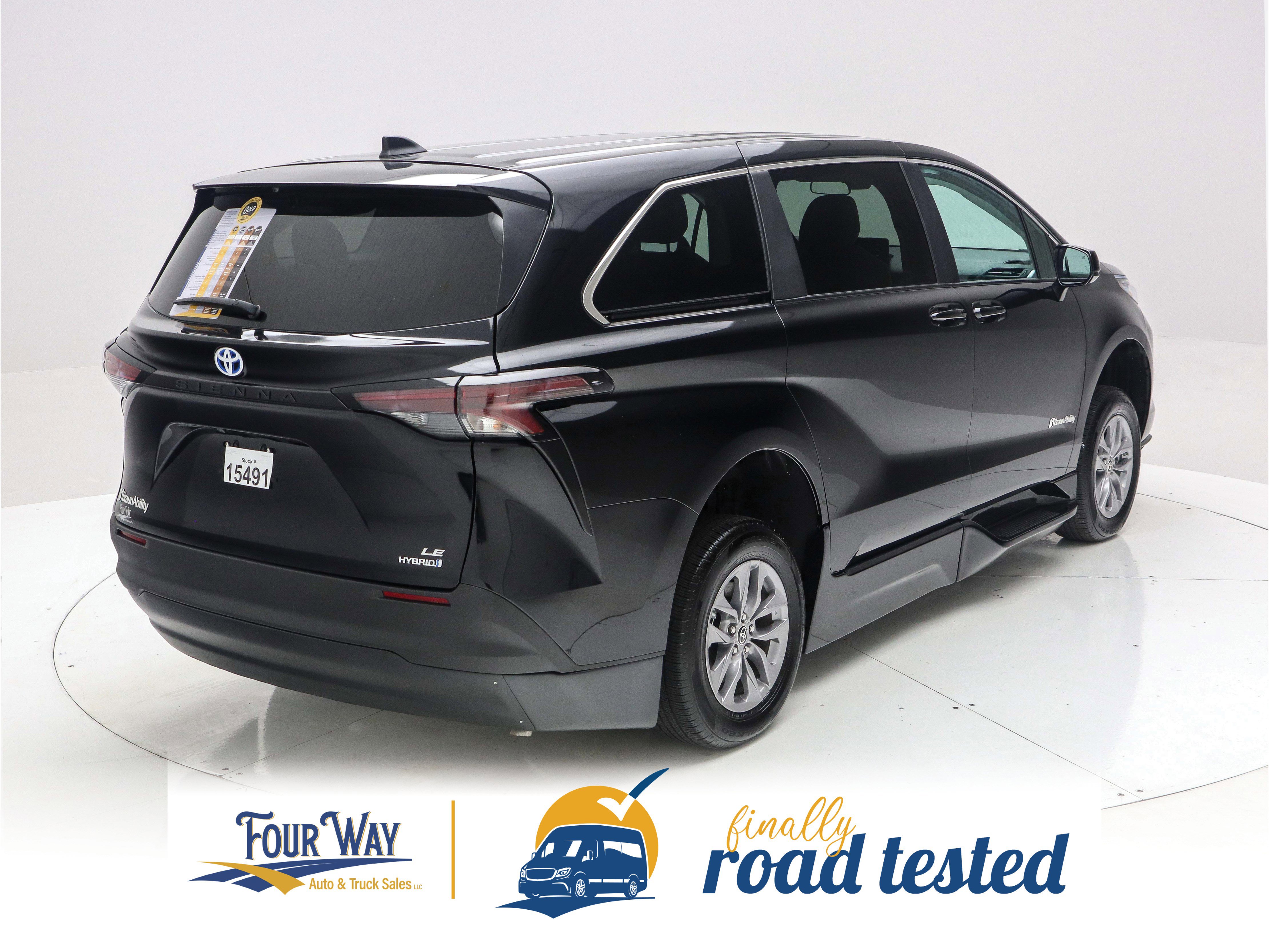 Used 2024 Toyota Sienna LE FWD image 5
