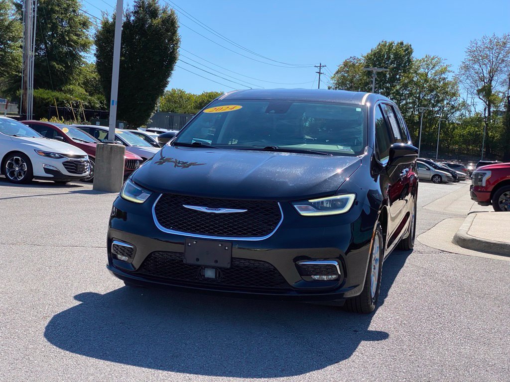 Used 2024 Chrysler Pacifica Touring-L FWD image 3