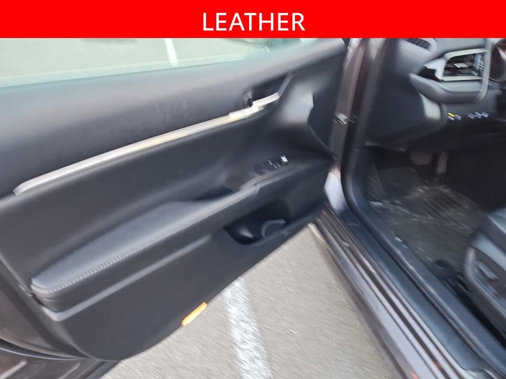 Used 2022 Toyota Camry XSE FWD image 5