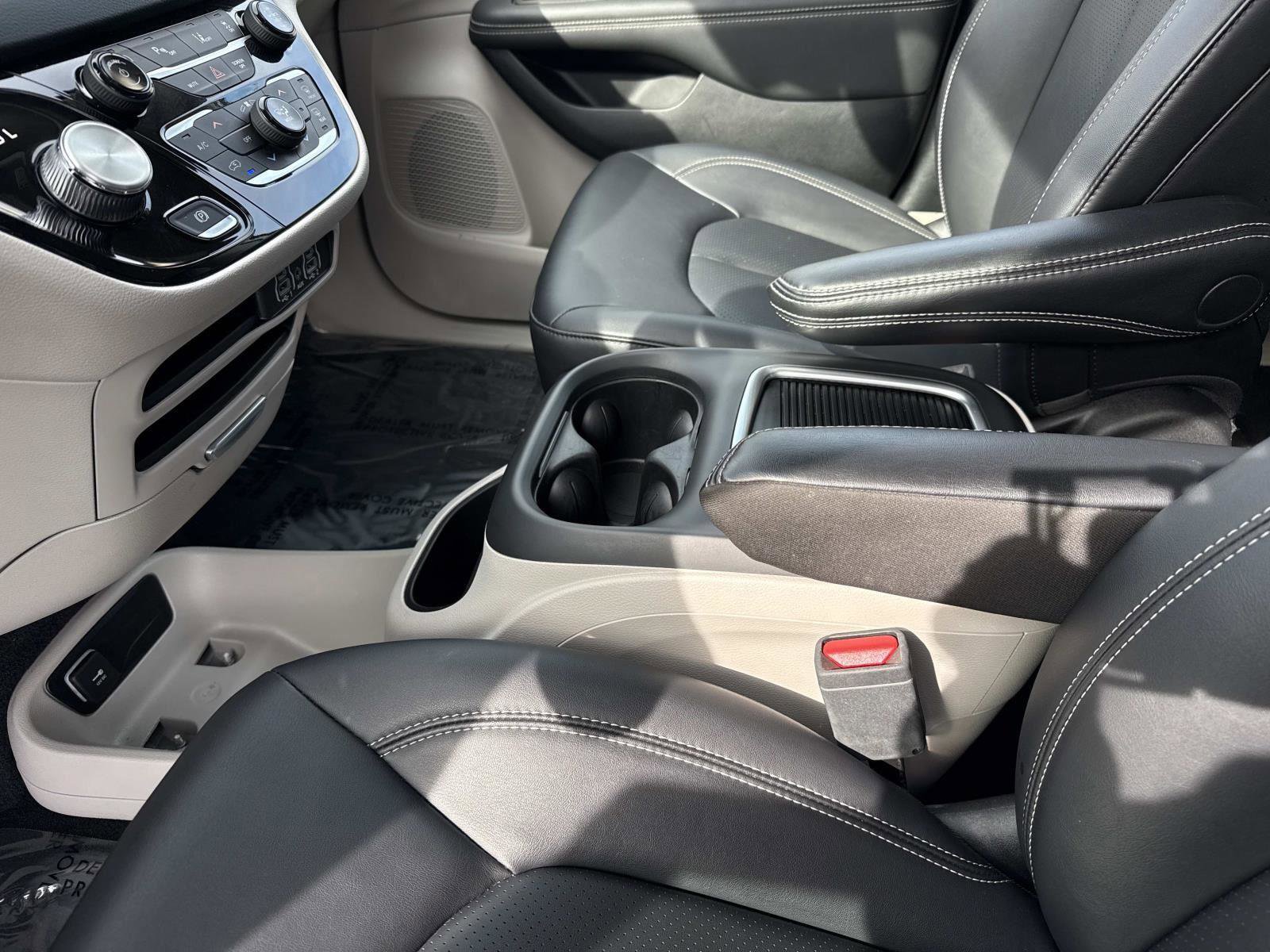 Used 2024 Chrysler Pacifica Touring-L image 14