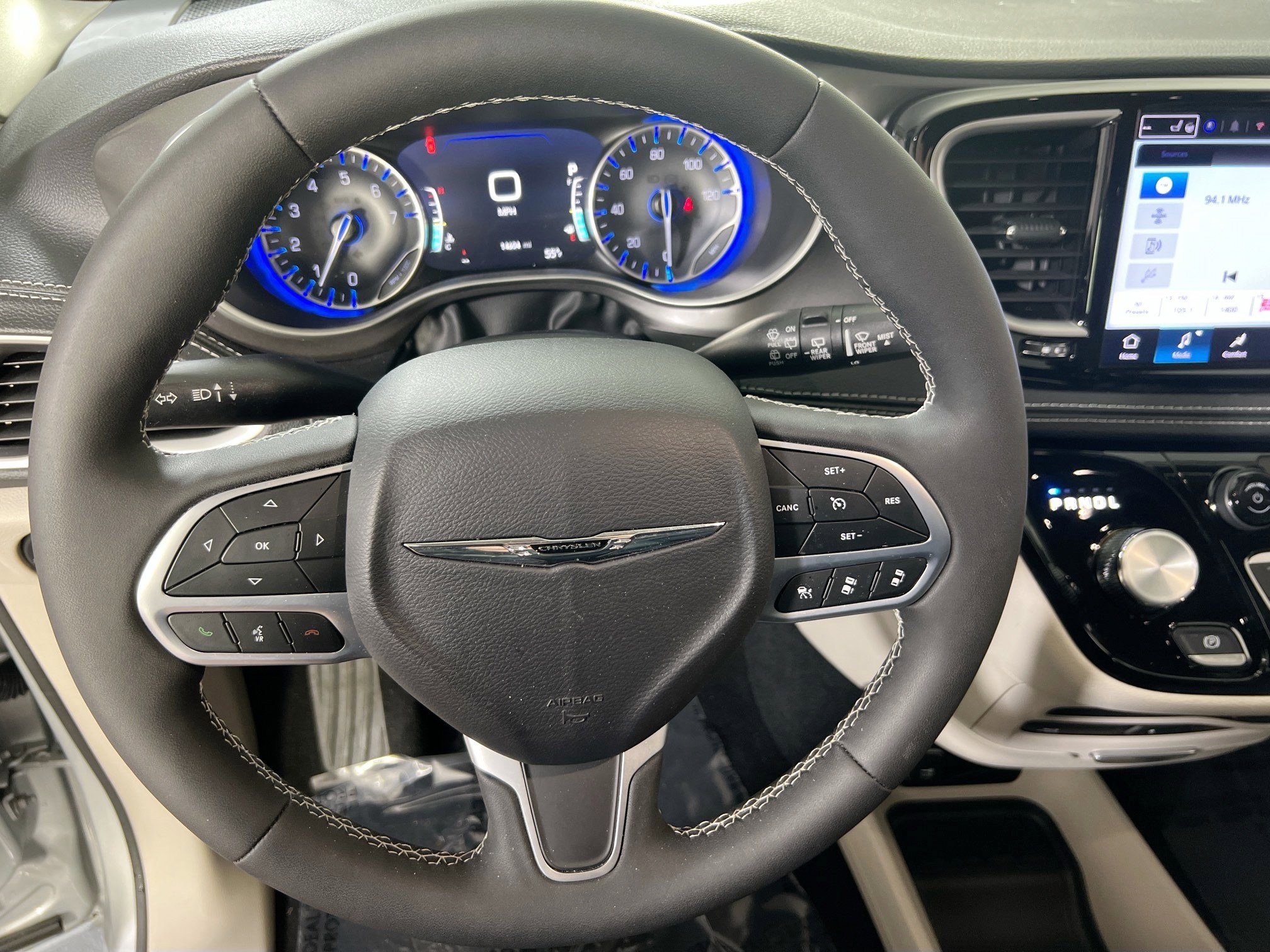 Used 2023 Chrysler Pacifica Touring-L w/ Uconnect Theater Family Group image 11