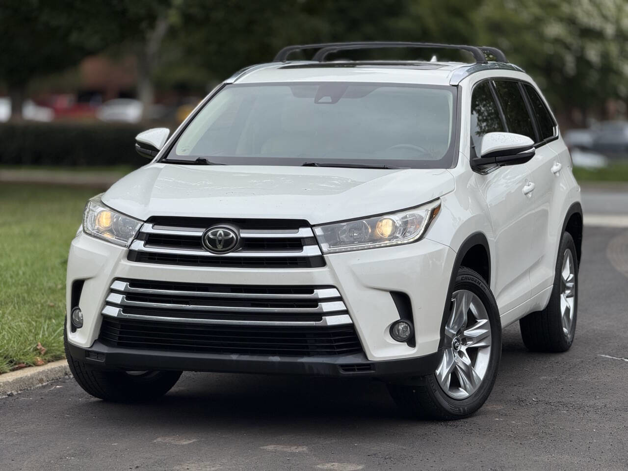 Used 2017 Toyota Highlander Limited FWD image 1
