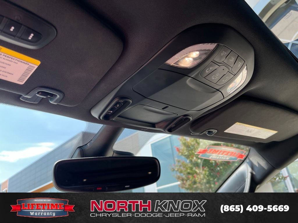 Used 2025 Chrysler Pacifica Limited FWD image 9