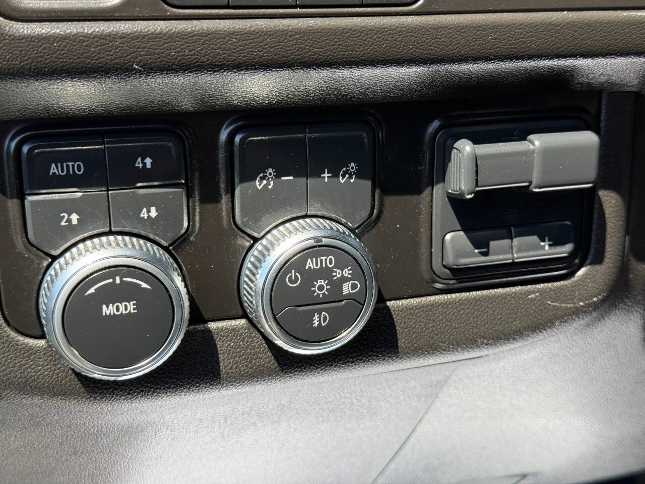 Used 2023 GMC Yukon XL SLE w/ Max Trailering Package AWD/4WD image 17