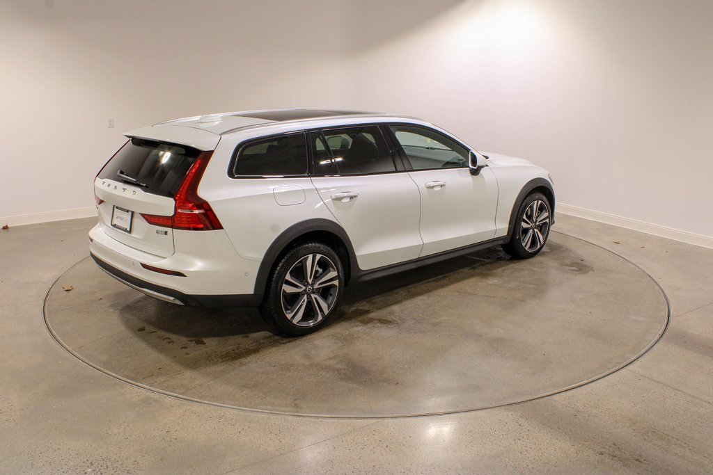 Used 2025 Volvo V60 B5 Cross Country Plus image 5