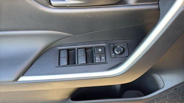 Used 2025 Toyota RAV4 LE AWD/4WD image 12