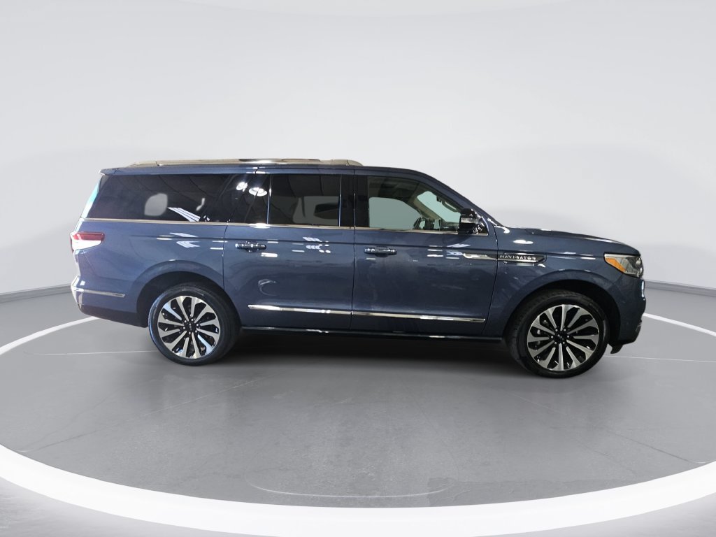 Used 2023 Lincoln Navigator L Reserve AWD/4WD image 2