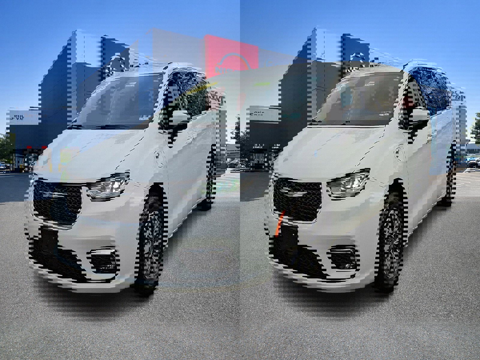 Used 2023 Chrysler Pacifica Touring-L image 3