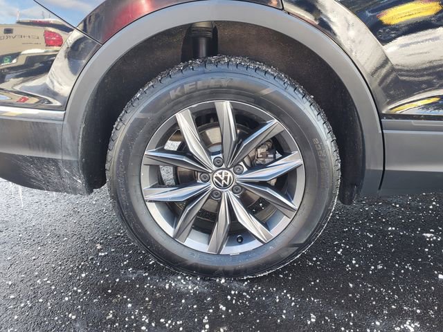 Used 2022 Volkswagen Tiguan SE w/ Panoramic Sunroof Package image 9