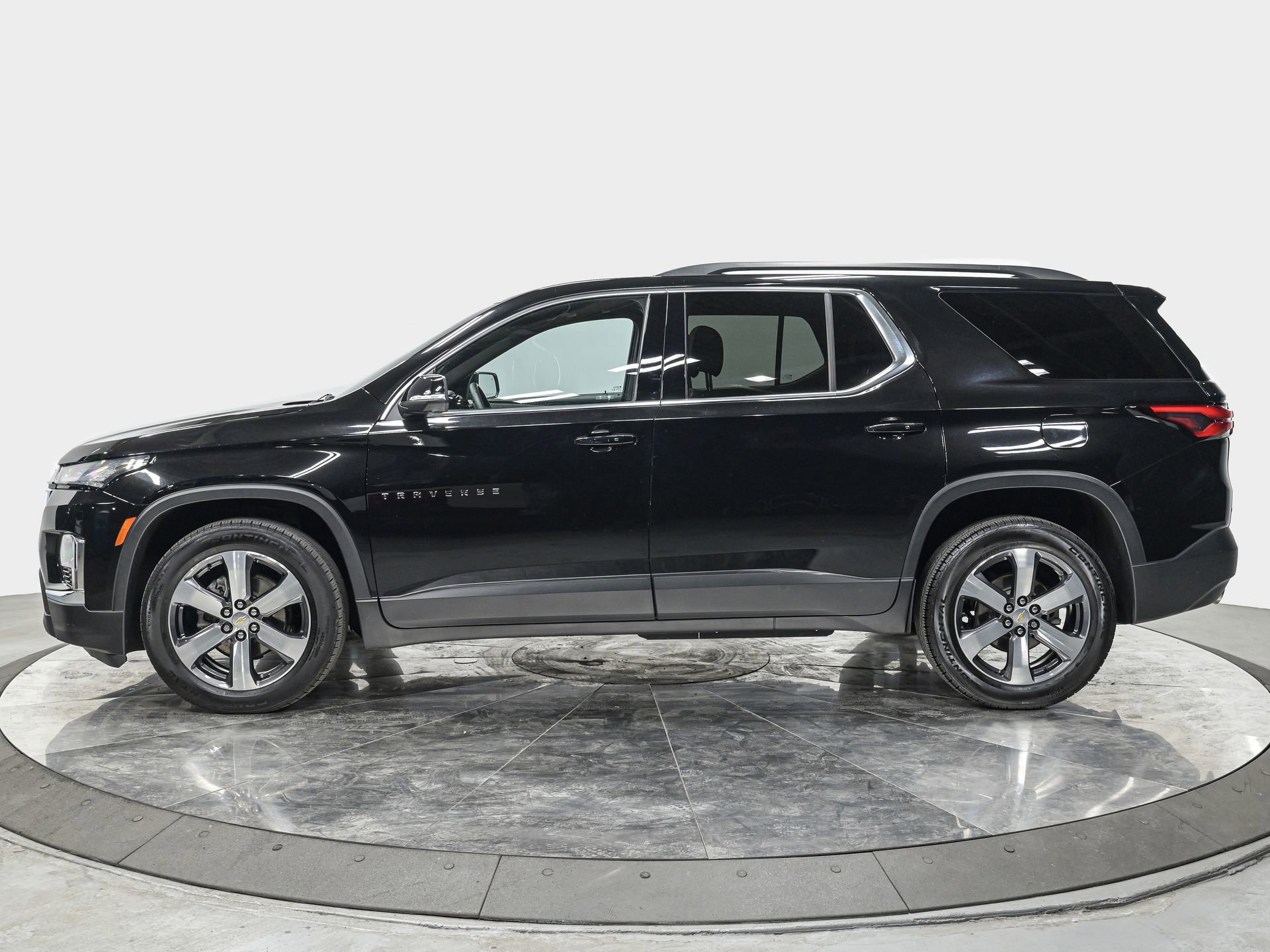 Used 2023 Chevrolet Traverse LT w/ LT Premium Package AWD/4WD image 2