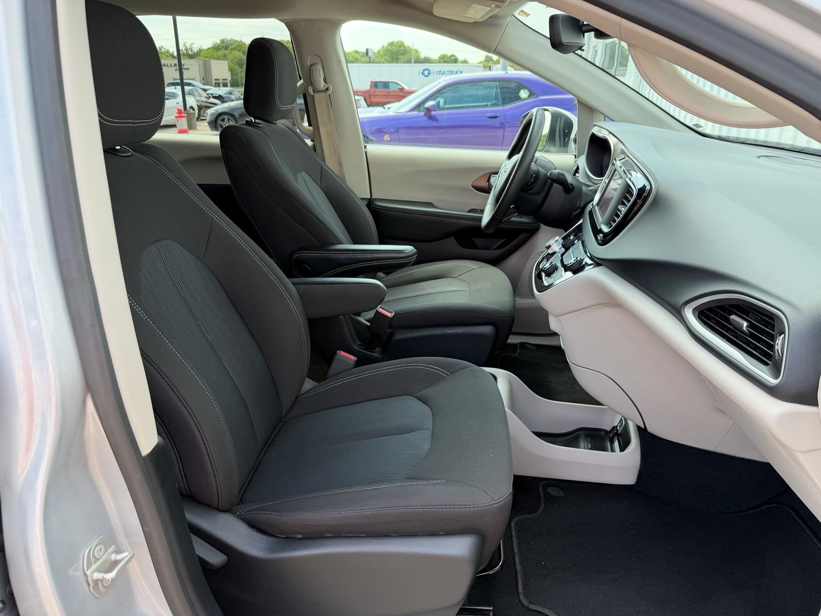 Used 2023 Chrysler Voyager LX FWD image 26