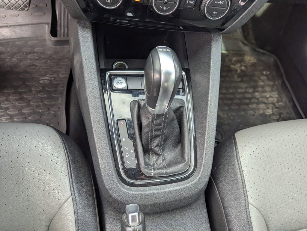 Used 2015 Volkswagen Jetta SEL Premium image 18