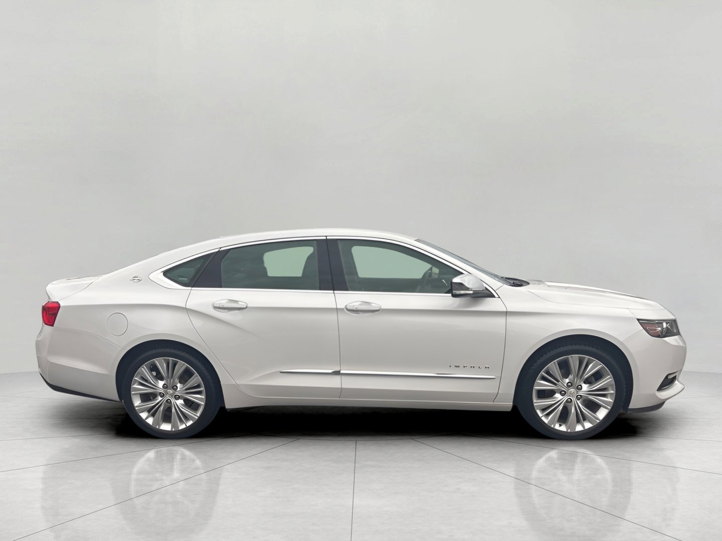 Used 2018 Chevrolet Impala Premier w/ Premier Confidence Package FWD image 3