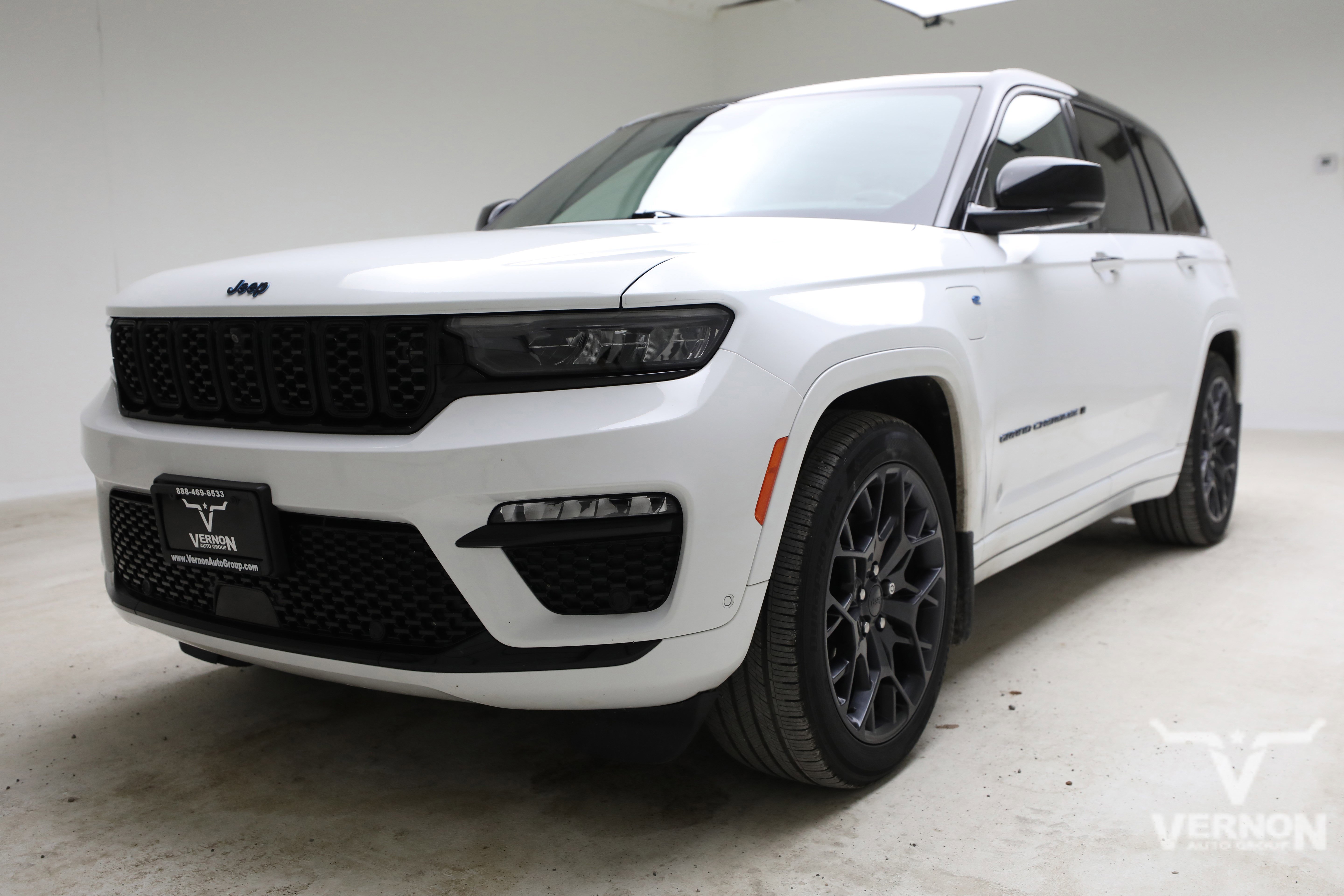 Used 2023 Jeep Grand Cherokee Summit AWD/4WD image 1