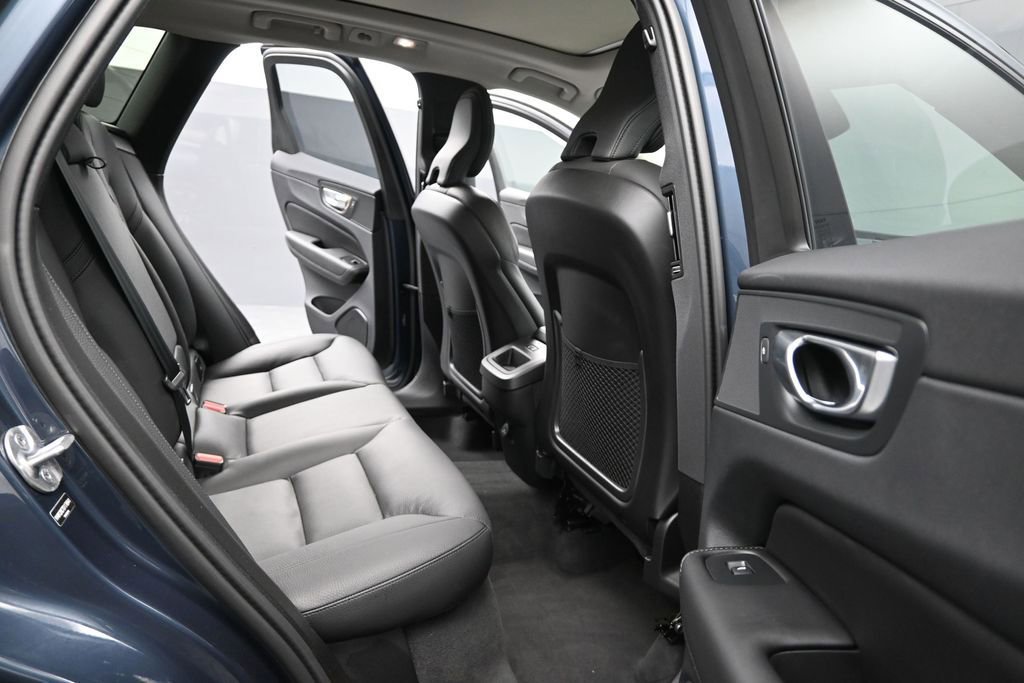 Used 2025 Volvo XC60 B5 Plus AWD/4WD image 17