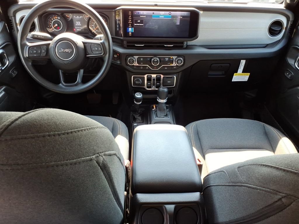 Used 2025 Jeep Gladiator Sport AWD/4WD image 11