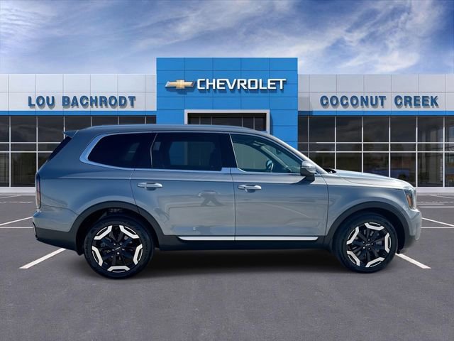 Used 2024 Kia Telluride EX w/ EX Captain's Chair Package image 9