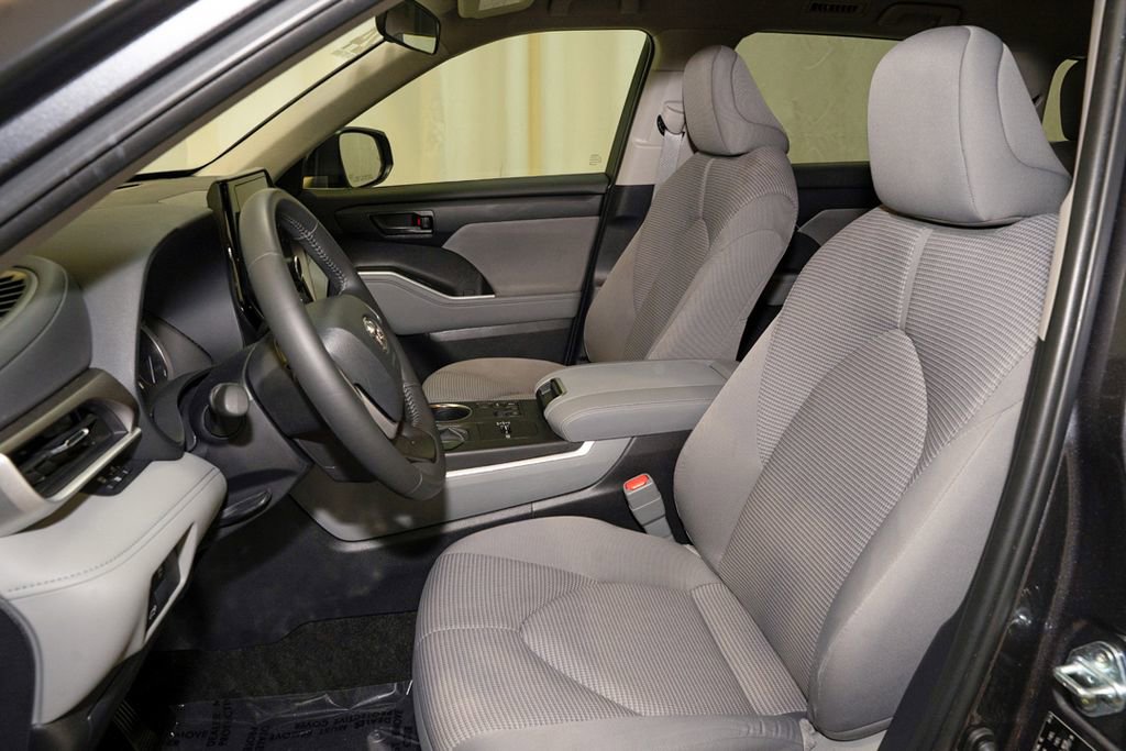 Used 2024 Toyota Highlander LE FWD image 13