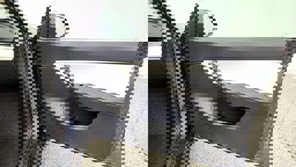 Used 2020 Tesla Model Y Long Range image 30