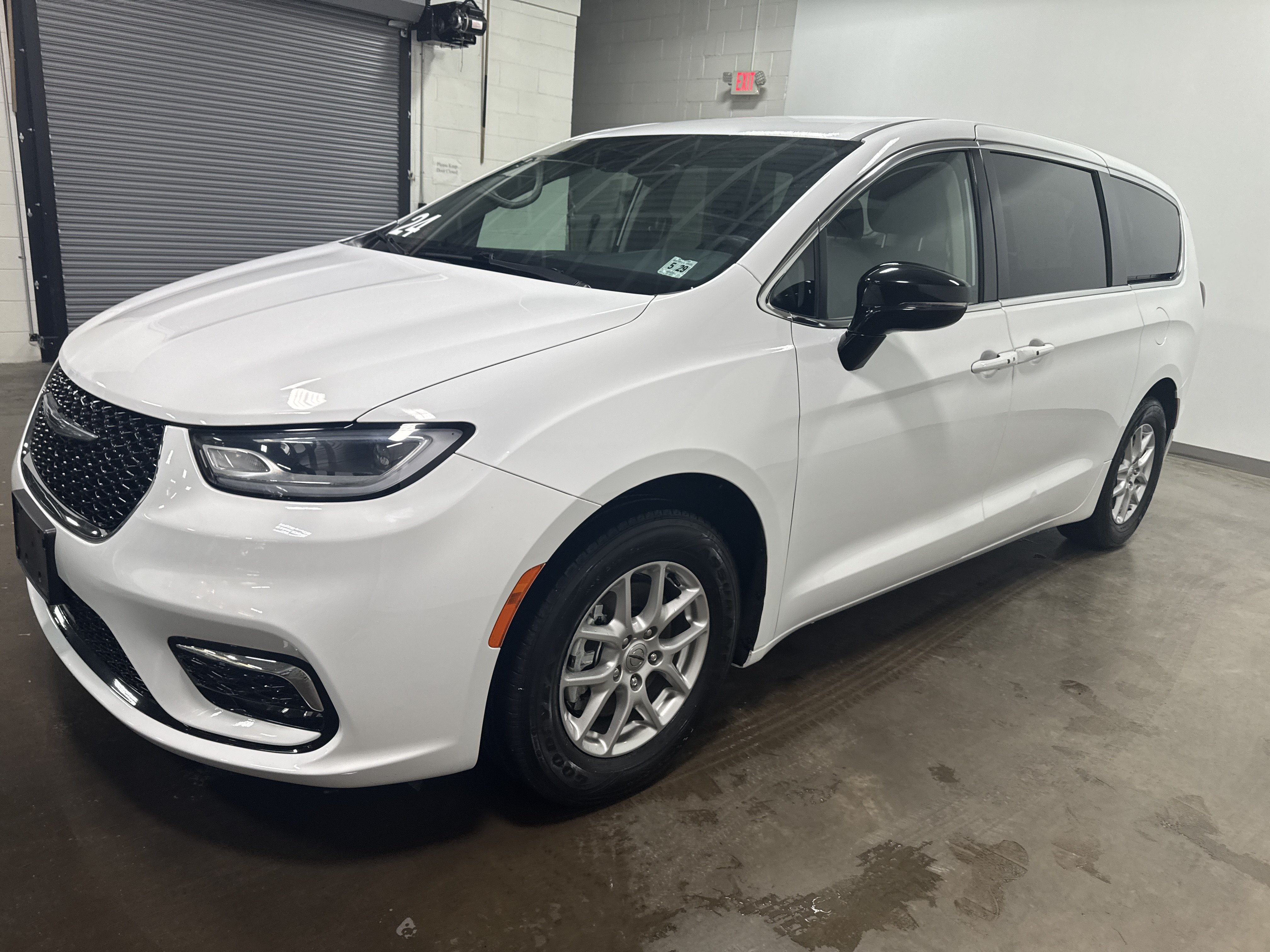 Used 2024 Chrysler Pacifica Touring-L FWD image 6
