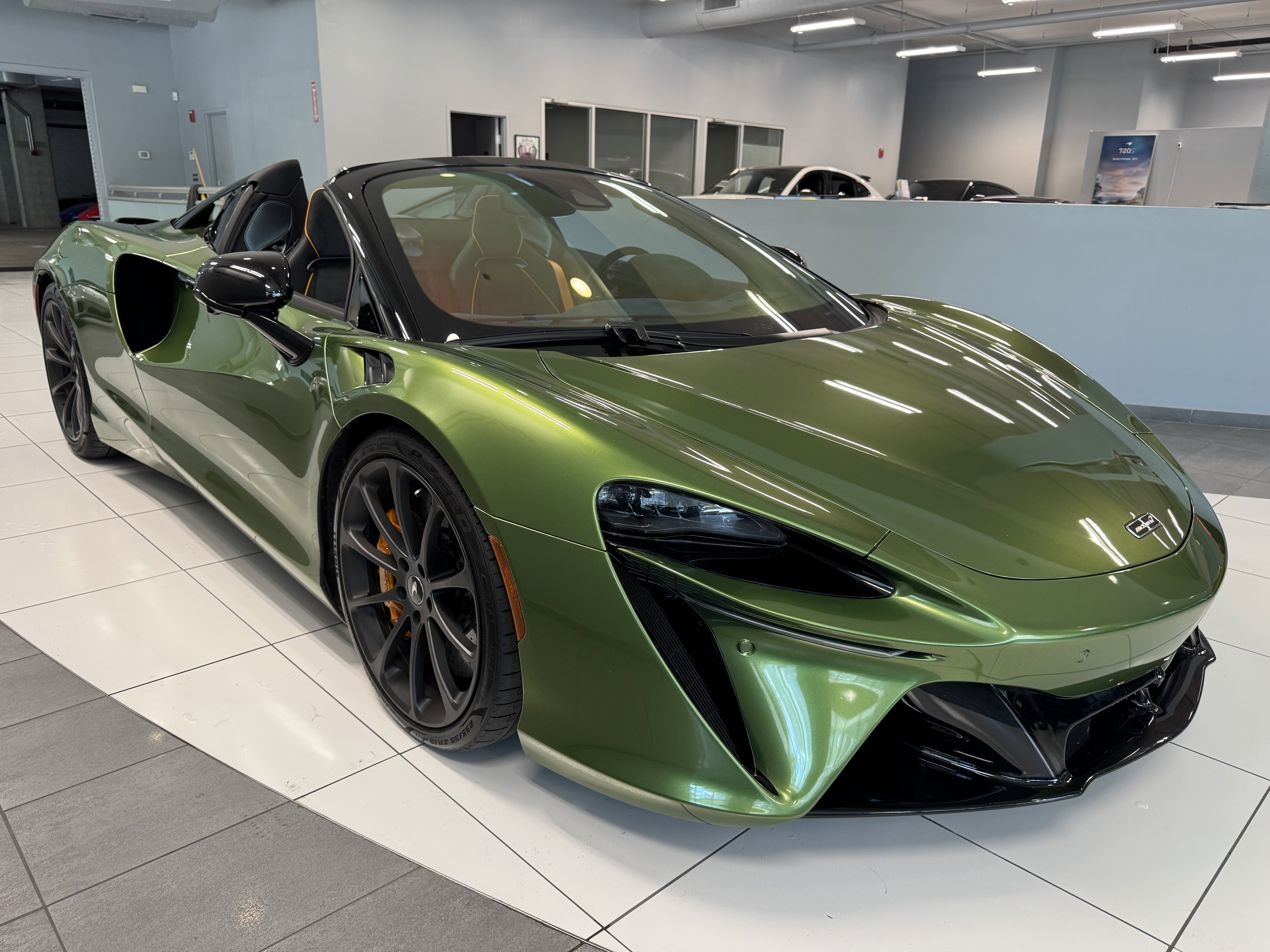 Used 2025 McLaren Artura Spider image 11