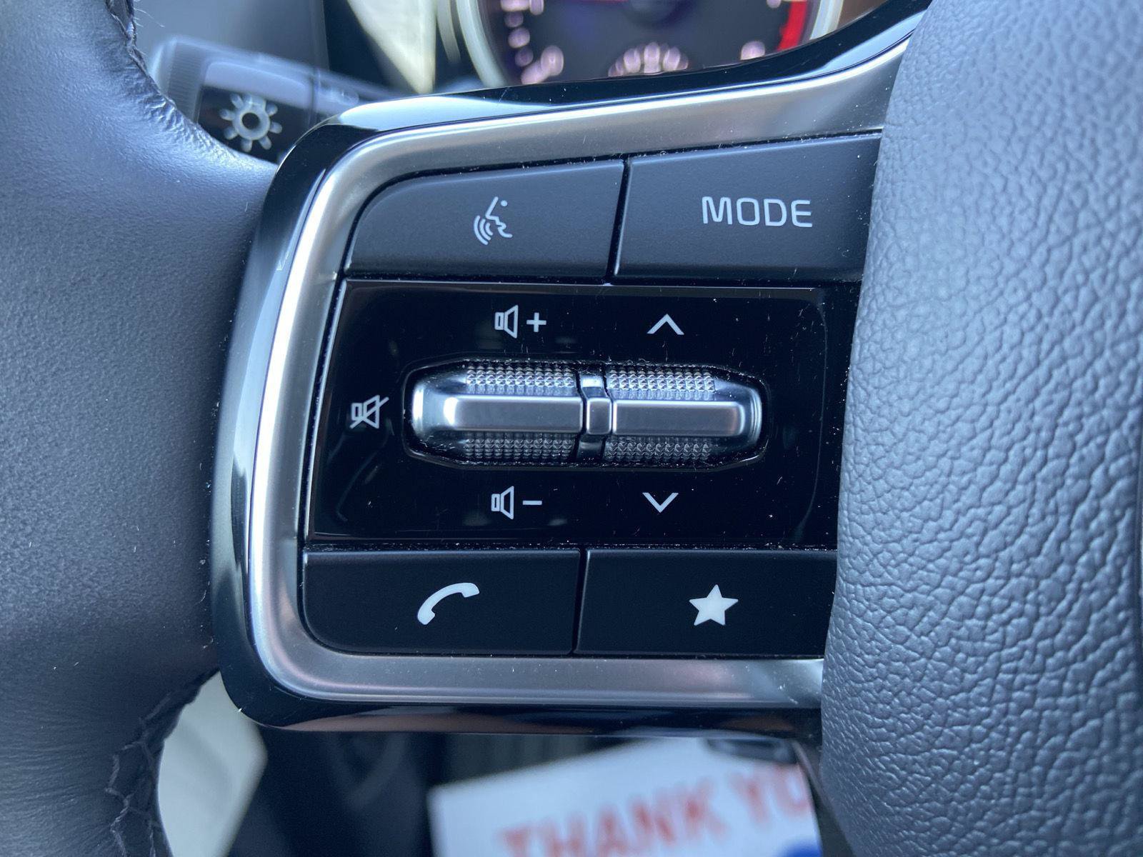 Used 2023 Kia Carnival EX FWD image 26