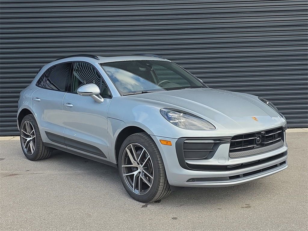 Certified 2025 Porsche Macan image 9