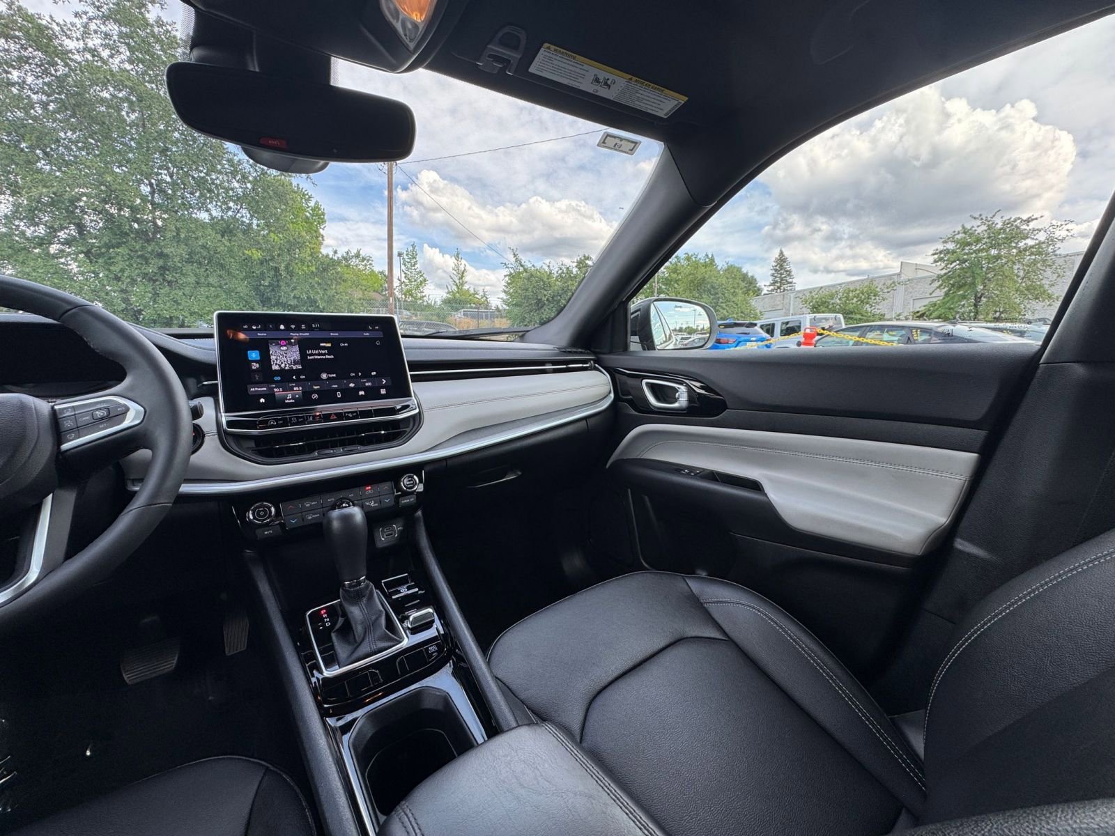 Used 2025 Jeep Compass Limited image 36