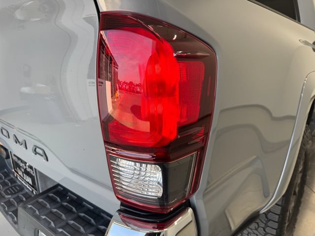 Used 2020 Toyota Tacoma SR5 w/ SR5 Appearance Package (SM) RWD image 30