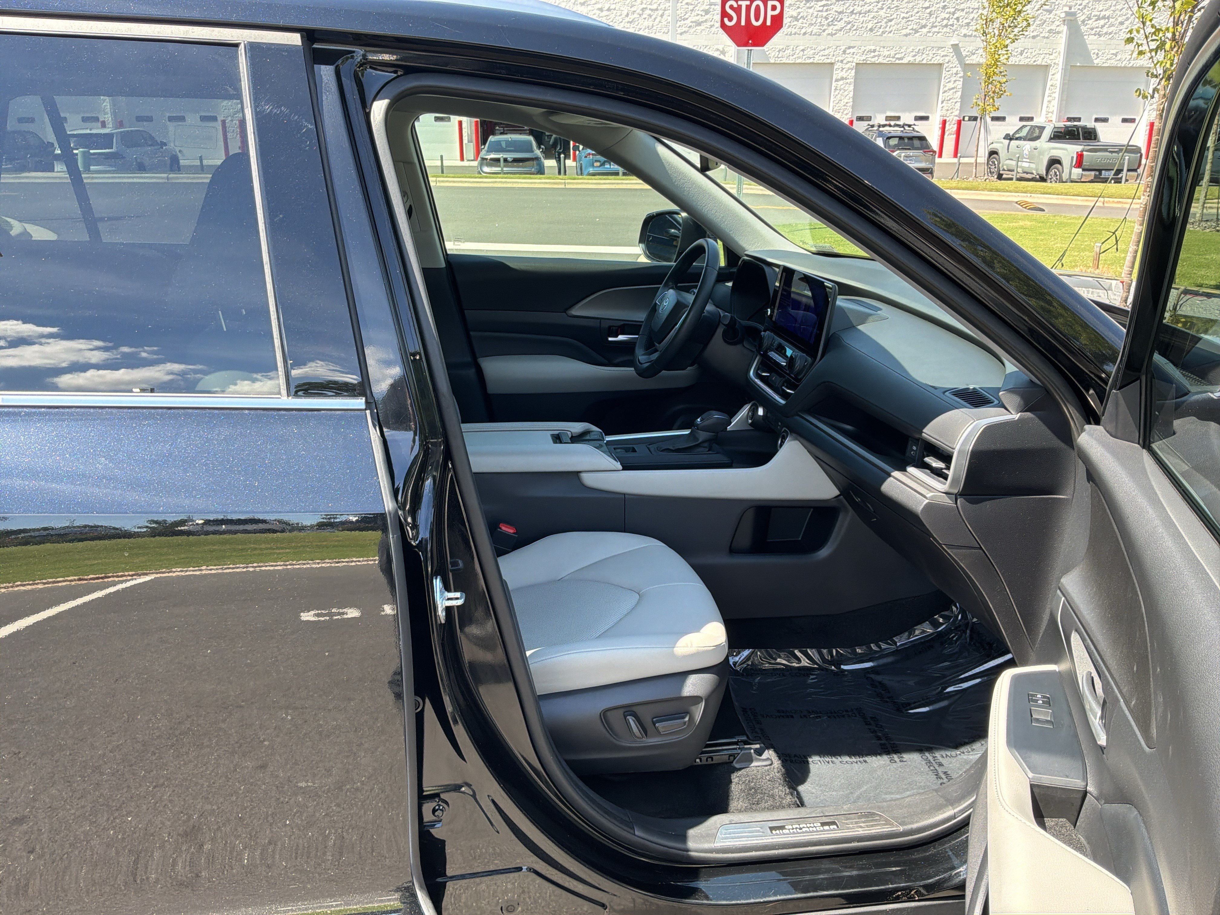 Used 2025 Toyota Grand Highlander FWD image 34