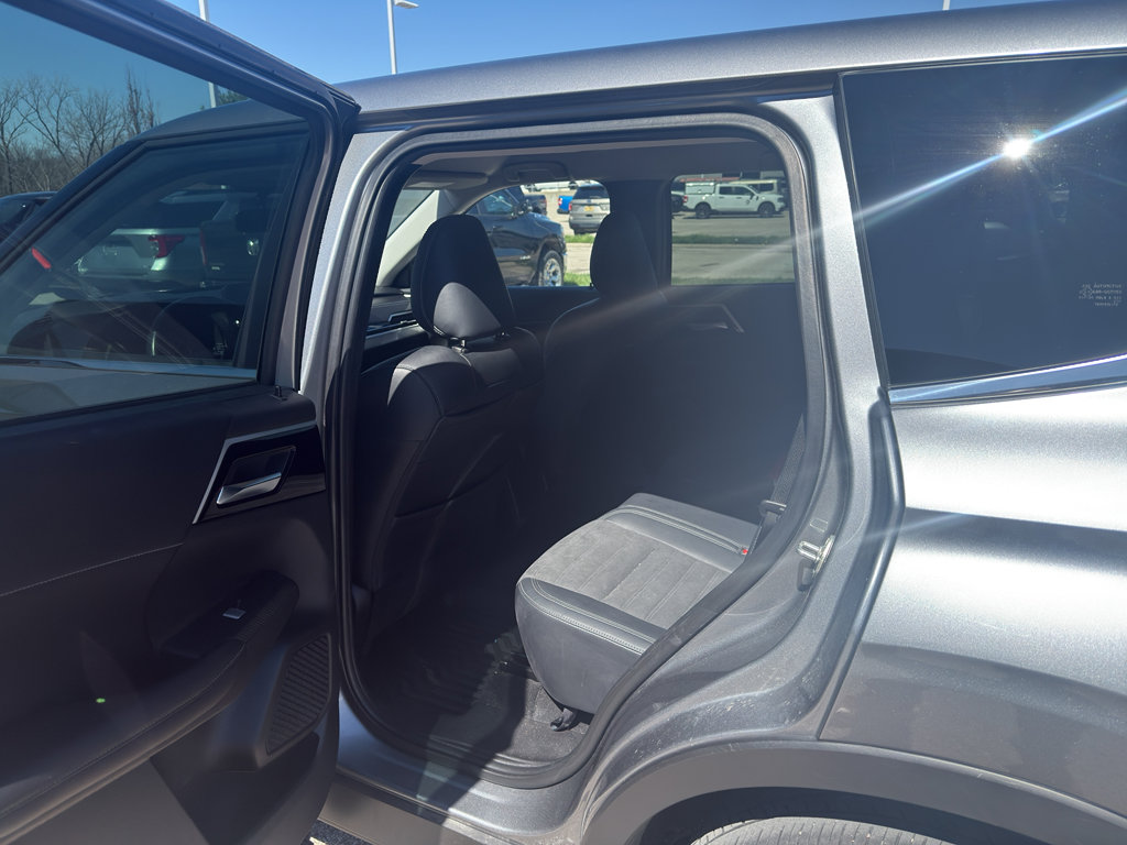 Used 2022 Mitsubishi Outlander SE image 10