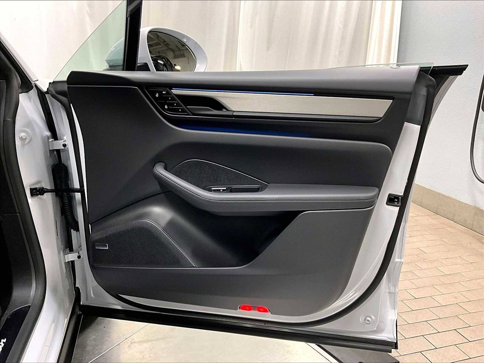 Used 2025 Porsche Macan Electric image 29