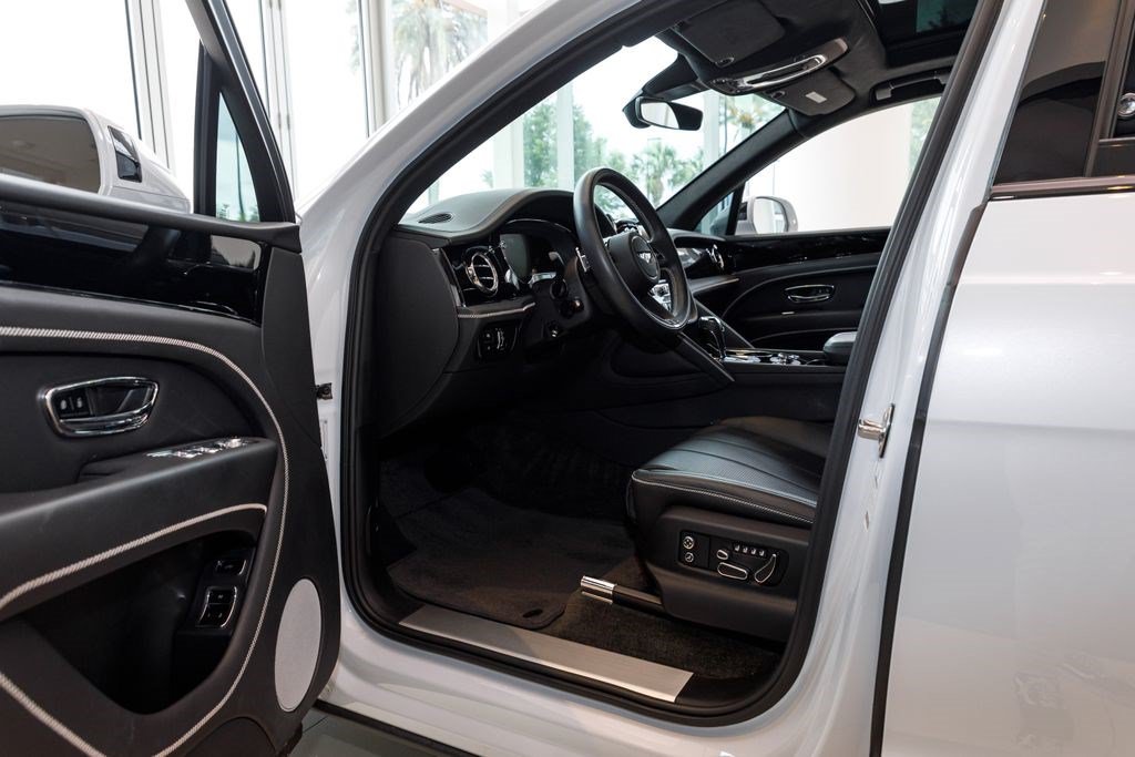 Used 2023 Bentley Bentayga AWD/4WD image 12
