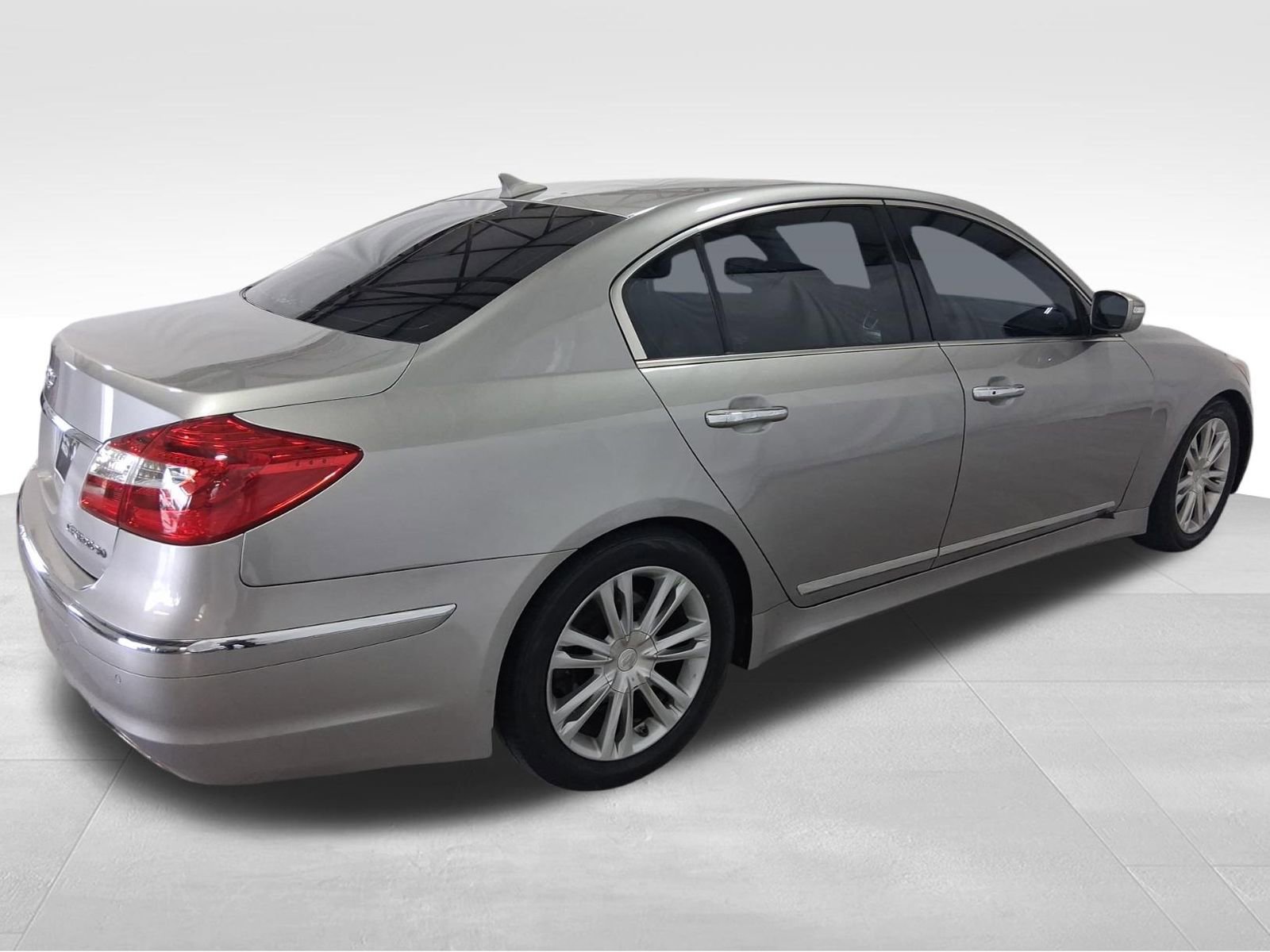 Used 2012 Hyundai Genesis 5.0 image 5