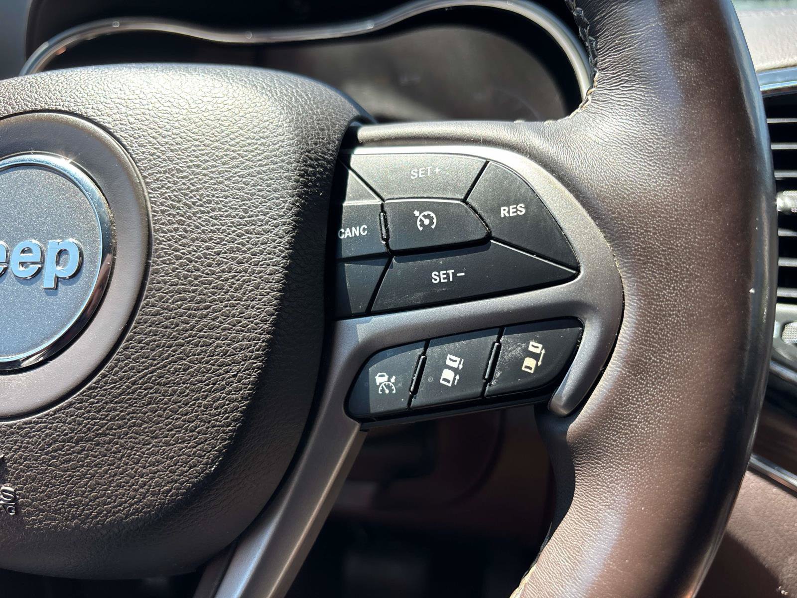 Used 2019 Jeep Grand Cherokee Overland AWD/4WD image 16