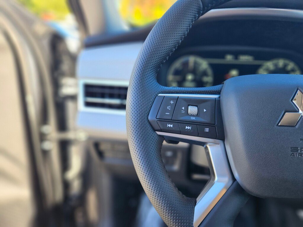 New 2025 Mitsubishi Outlander SEL image 28