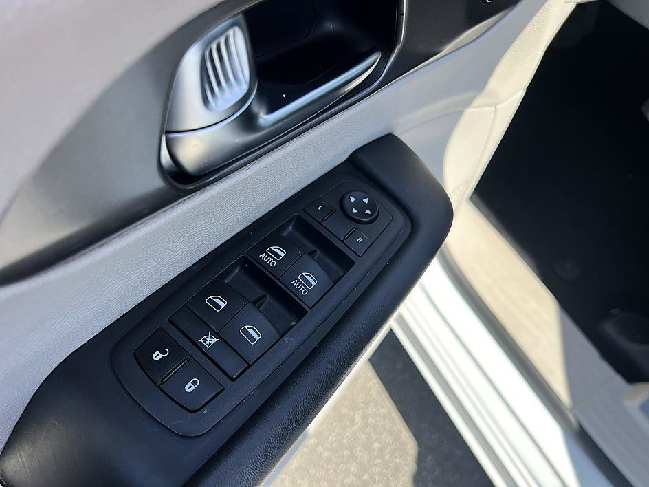 Used 2023 Chrysler Pacifica Touring-L FWD image 20