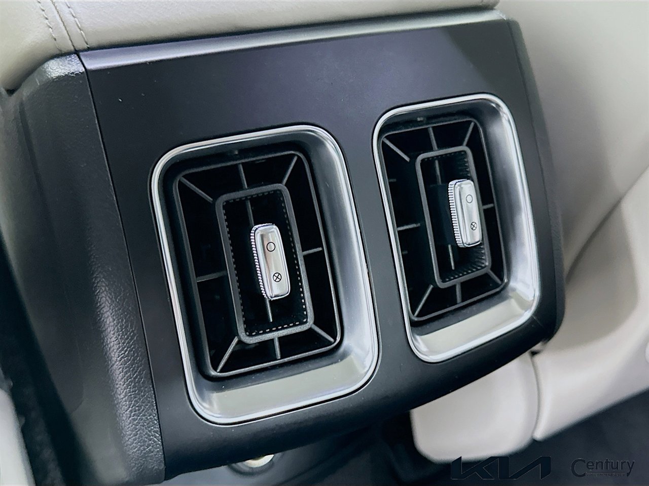 Certified 2025 Kia Sorento EX w/ Panoramic Sunroof Package image 24