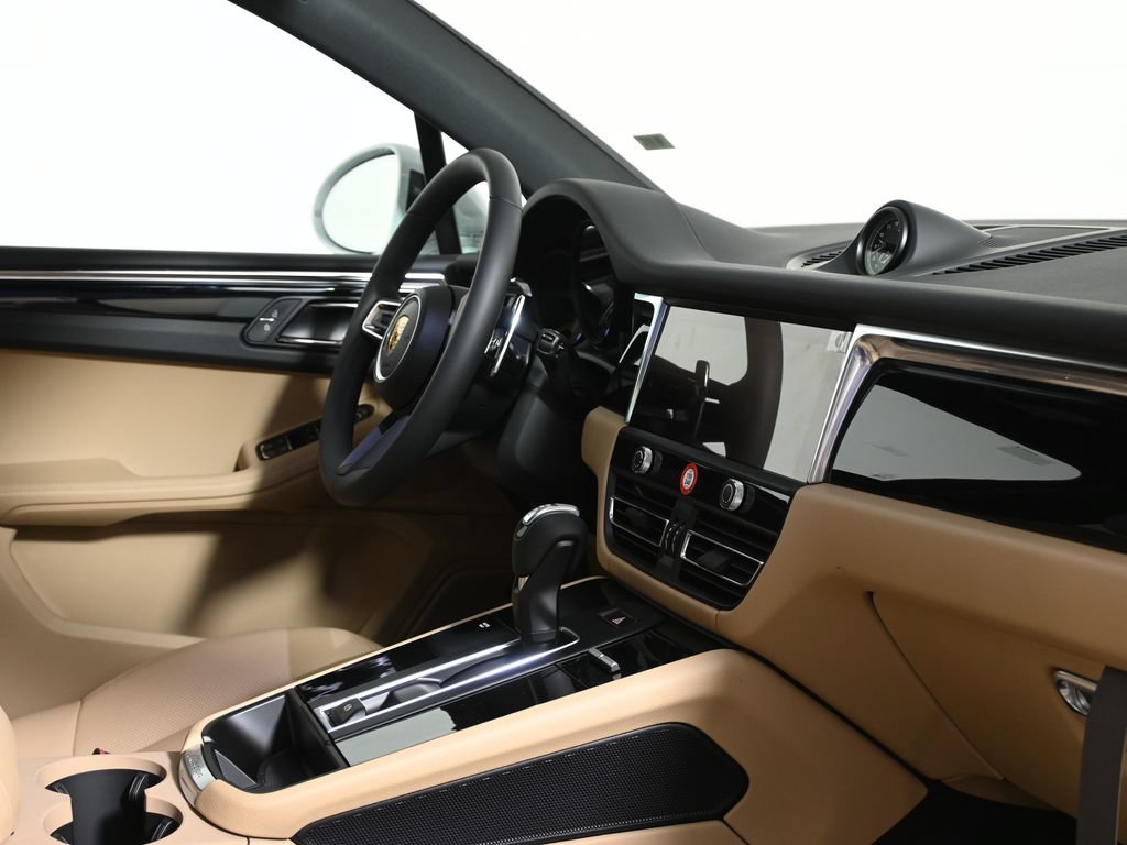 Used 2026 Porsche Macan AWD/4WD image 39