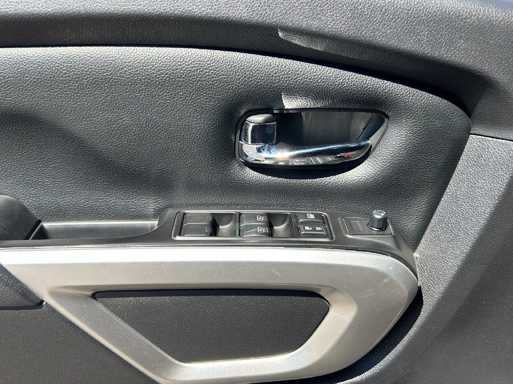 Used 2018 Nissan Titan SV w/ SV Convenience Package AWD/4WD image 22
