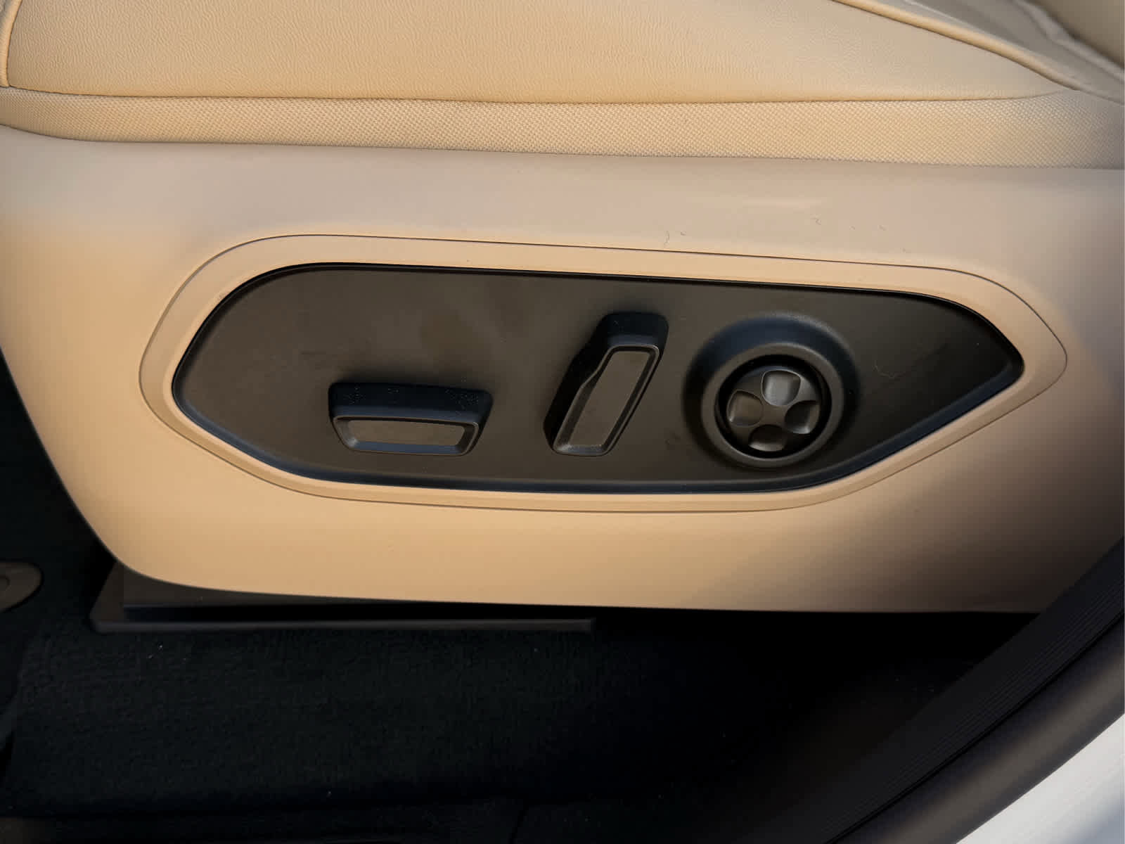 New 2025 Jeep Grand Cherokee L Limited w/ Luxury Tech Group II image 32